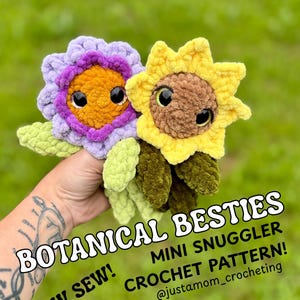 Puede incluir: Dos peluches con forma de flor hechos a ganchillo. Uno es morado y naranja, el otro amarillo y marrón. Ambos tienen ojos negros de botón. El texto de la imagen dice: "BOTANICAL BESTIES, MINI SNUGGLER, CROCHET PATTERN! LOW SEW!"