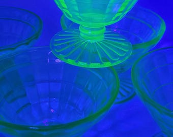 1 Vintage Hazel Atlas Green Uranium vaseline Glass Sherbet Colonial Block optic pattern Depression glass