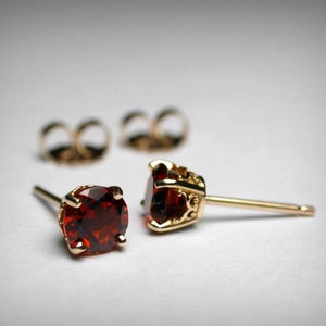Aretes de granate genuino de 14 quilates, gemas naturales AAA. Oro macizo en amarillo, blanco, rosa y piedra de nacimiento de enero.