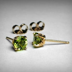 ペリドットスタッドピアス、14K、本物のペリドットAAAピアススタッド、14Kイエローゴールド/14Kホワイトゴールドスタッド、ペリドットジュエリー、8月の誕生石ピアス