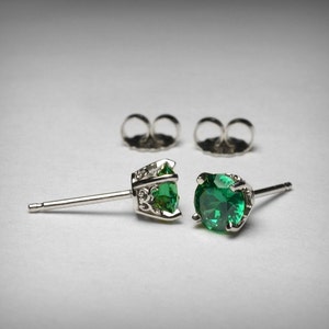 Simulierte Smaragd Ohrringe, 14K Weißgold, Grüne CZ Ohrringe, Grüne Imitation Smaragd Ohrstecker, Mai Birthstone, 14K Post Ohrringe
