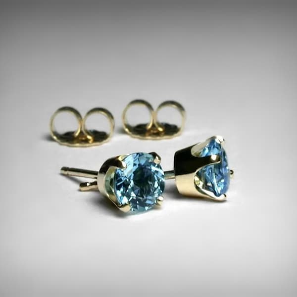 Orecchini a bottone in topazio blu svizzero naturale 14K, oro massiccio giallo o bianco, pietre preziose AAA originali, regalo di compleanno per la pietra portafortuna di dicembre e marzo