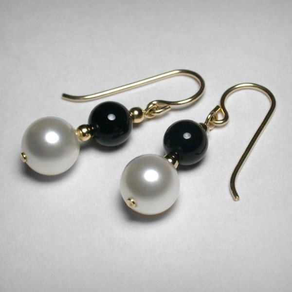 Pendientes de perlas y pendiente de ónix negro, relleno de oro de 14 quilates, pendientes blancos y negros, vestido negro, pendientes negros, colgante de perlas falsas