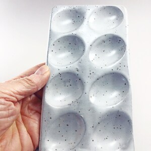 Puede incluir: Paleta de pintura de cer&aacute;mica blanca con 8 pozos redondos. La paleta tiene un acabado moteado.