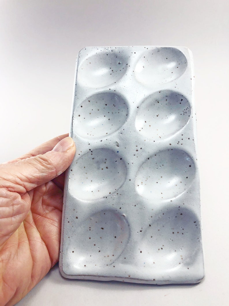 Puede incluir: Paleta de pintura de cer&aacute;mica blanca con 8 pozos redondos. La paleta tiene un acabado moteado.