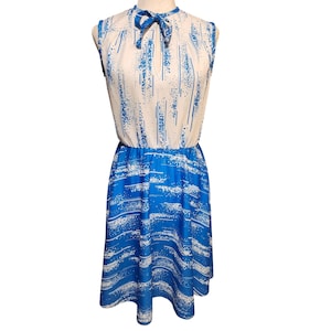 Vintage 70s Women&#39;s Size 12 Blue White Sleeveless Polyester Dress Bow Tie Neck