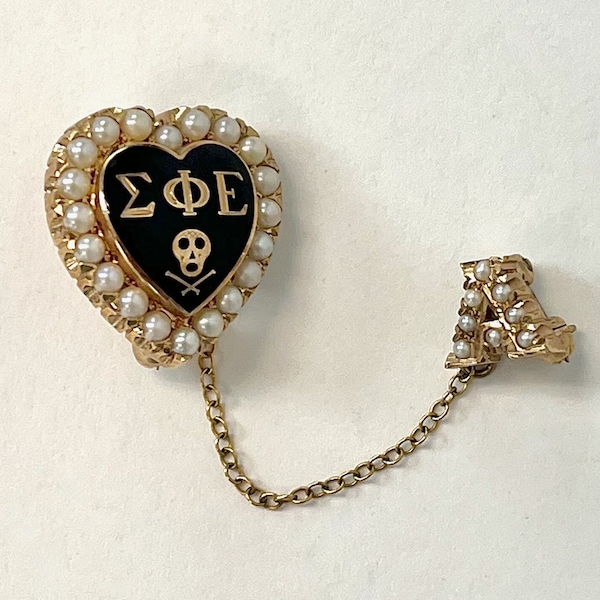 1959 Sigma Phi Epsilon Heart Skull Crossbones Seed Pearl Enamel Gold Fraternity College Pin Brooch