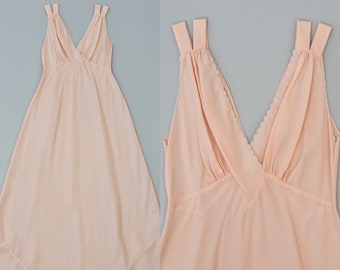 1940s Pink Scalloped Neckline Nylon Lingerie Nightgown Loungewear