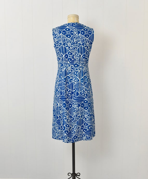 1960s Blue & White Print Linen Shift Dress - image 6