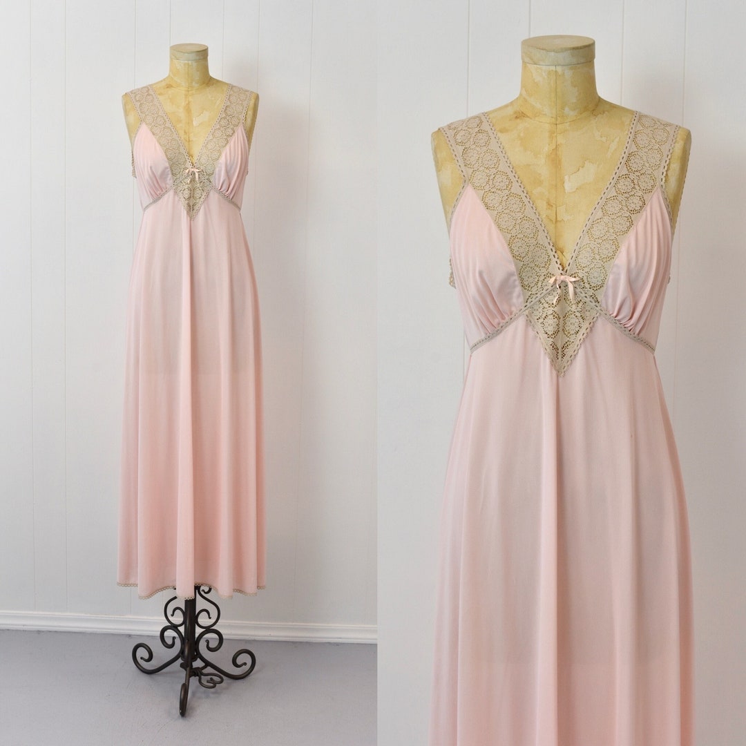1970s Vanity Fair Baby Pink Nylon & Floral Lace Nightgown Lingerie