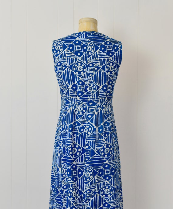 1960s Blue & White Print Linen Shift Dress - image 7