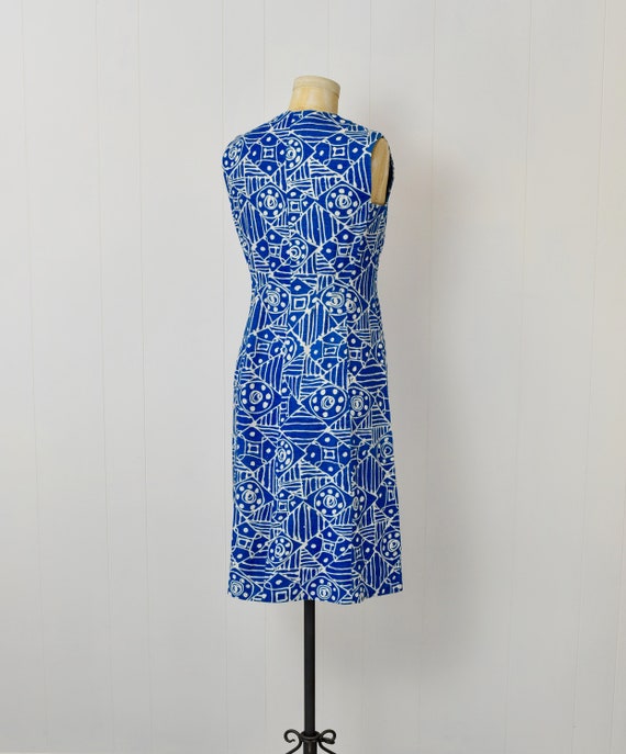 1960s Blue & White Print Linen Shift Dress - image 8