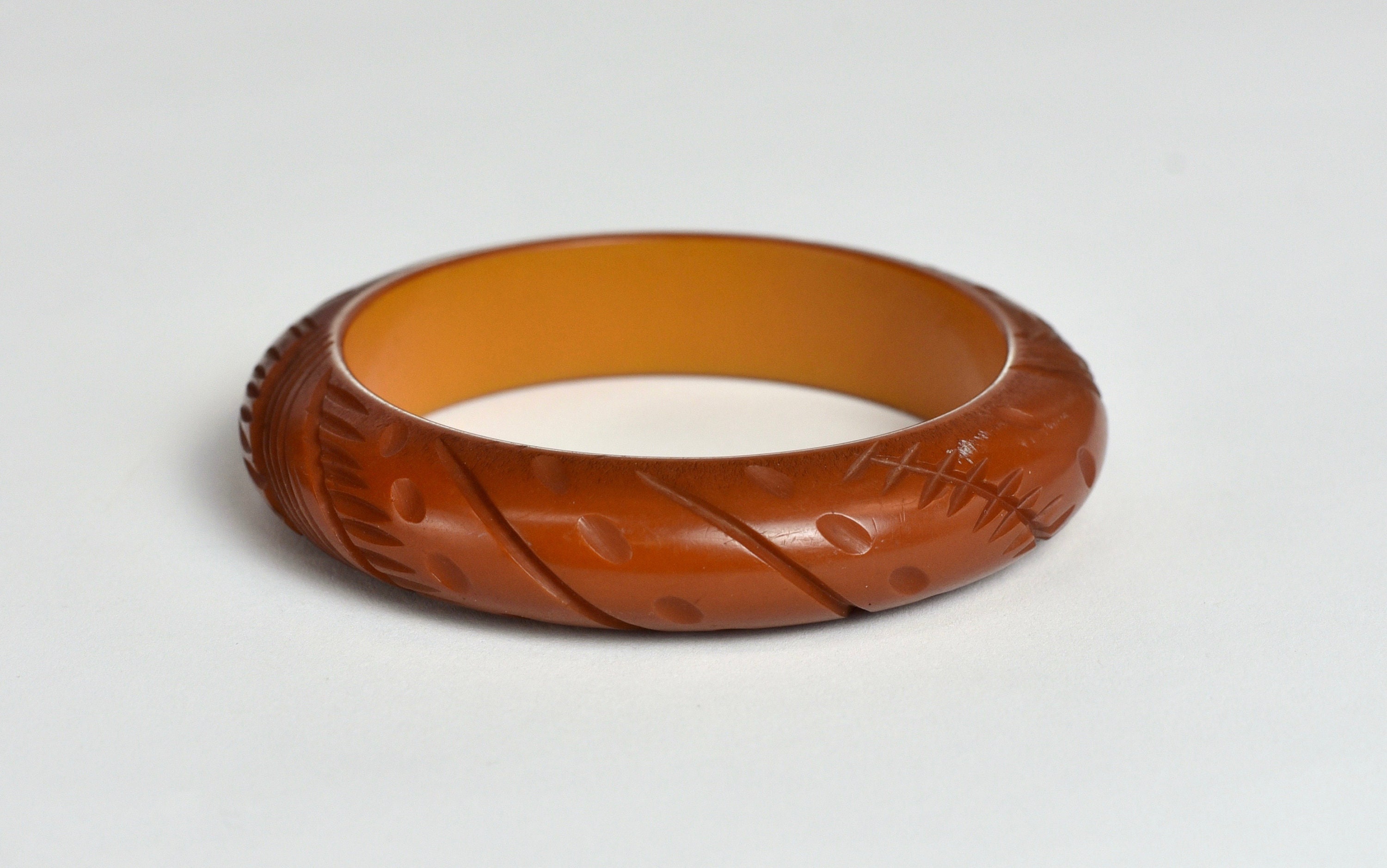 40s Bakelite ベルチャーム 1940s Bakelite Creamed Corn Carved Bangle Bracelet Tested - Etsy
