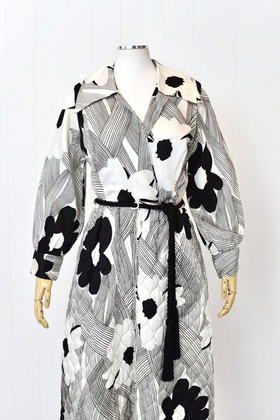 1970s Black & White Floral Quilted House Robe Loungew… Gem