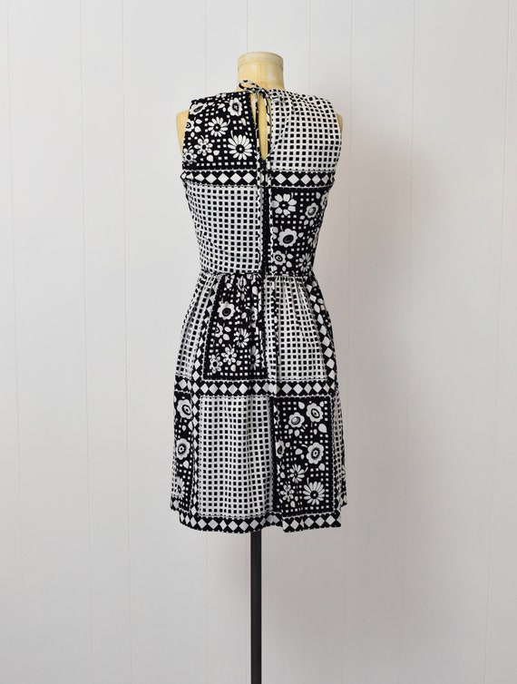 1970s Black & White Floral Checker Day Dress - image 6