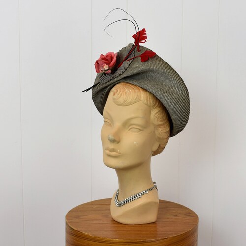 1940s/1950s shops Gray Green Faux Rose Floral Feathered Fascinator Hat