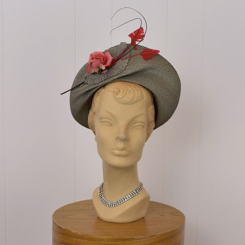 1940s/1950s shops Gray Green Faux Rose Floral Feathered Fascinator Hat