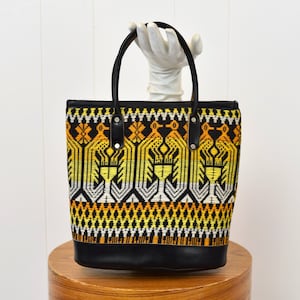 Bolso de mano de cuero negro, naranja y amarillo bordado con pájaro guatemalteco sudamericano de los años 60