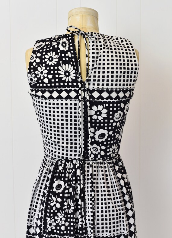 1970s Black & White Floral Checker Day Dress - image 7