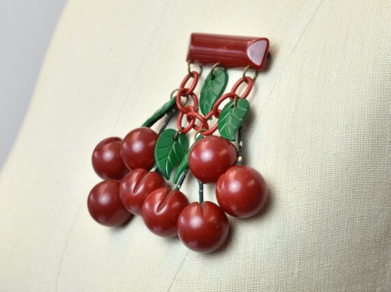 40s Bakelite ベルチャーム 1940s Bakelite Cherries Cluster Novelty Bar Brooch Pin Jewelry