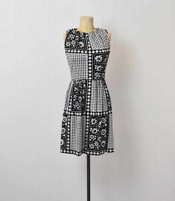 1970s Black & White Floral Checker Day Dress - image 2