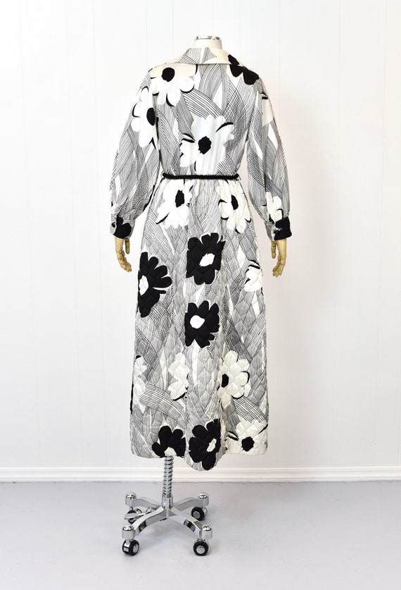 1970s Black & White Floral Quilted House Robe Loungew… Gem