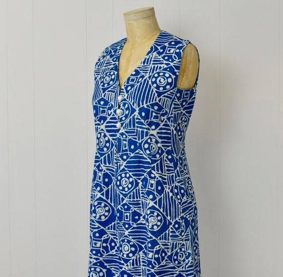 1960s Blue & White Print Linen Shift Dress - image 3