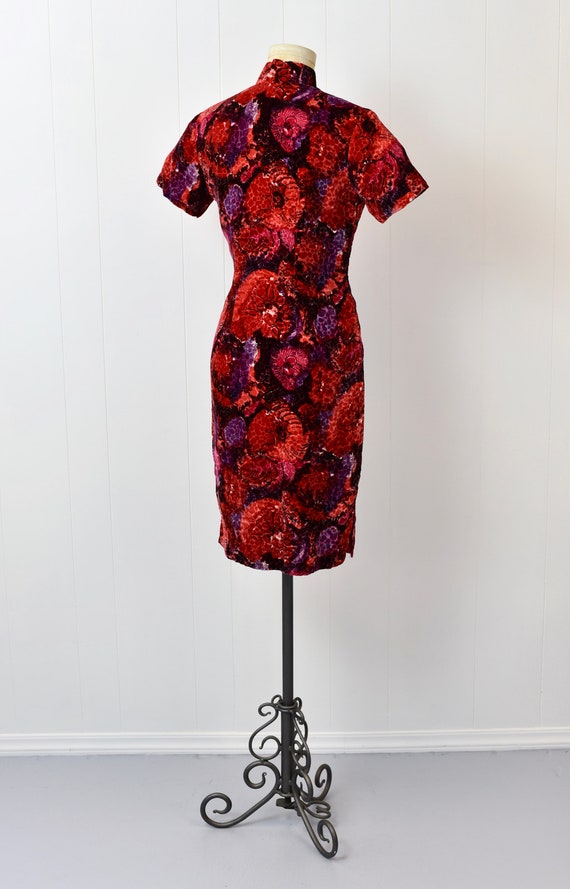 1960s Floral Velvet Asian Cheongsam Dress - image 7