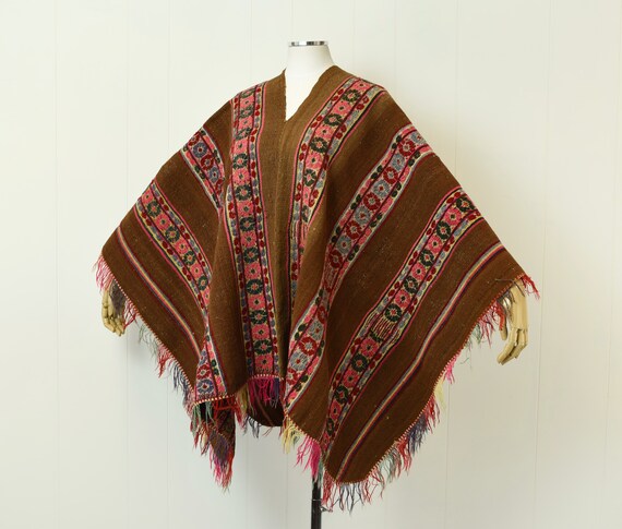 1970s Floral Artisan Made Poncho - image 4