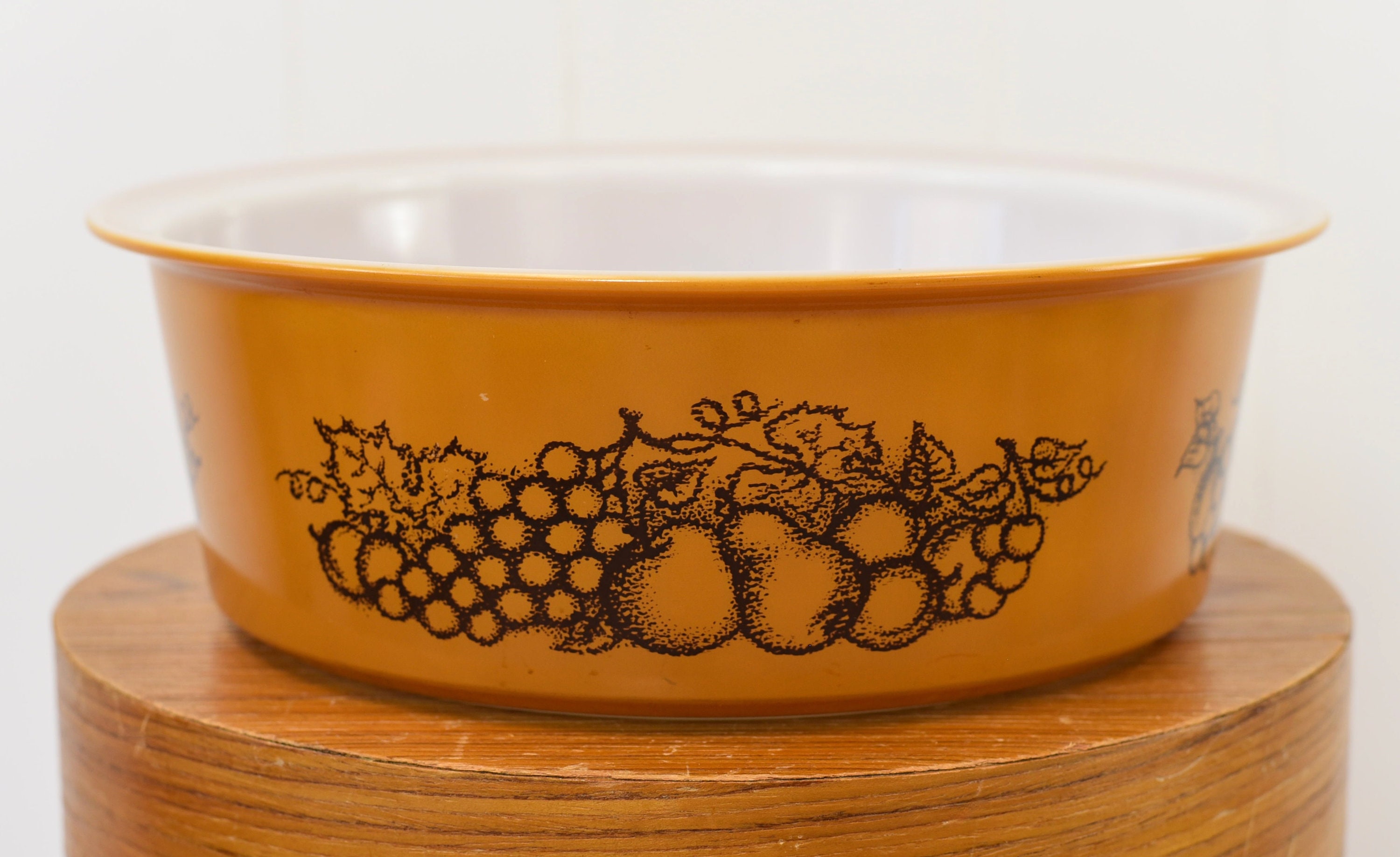 1970s Pyrex by Corning Big Bertha 664 4 Quart Old Orchard Baking