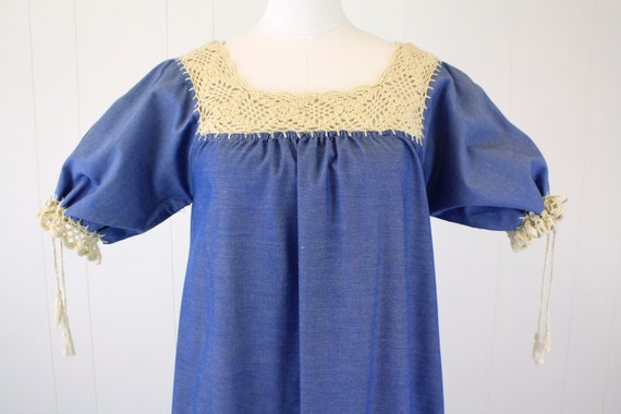 1970s Crochet & Chambray Puff Sleeve Dress - image 6