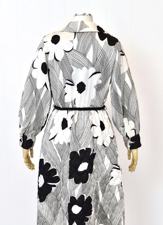 1970s Black & White Floral Quilted House Robe Lou… - image 7