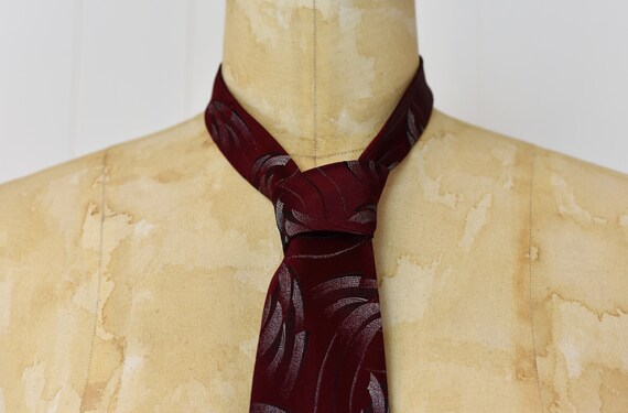 1950s Burgundy Arrow Abstract Patterned Tie - image 3