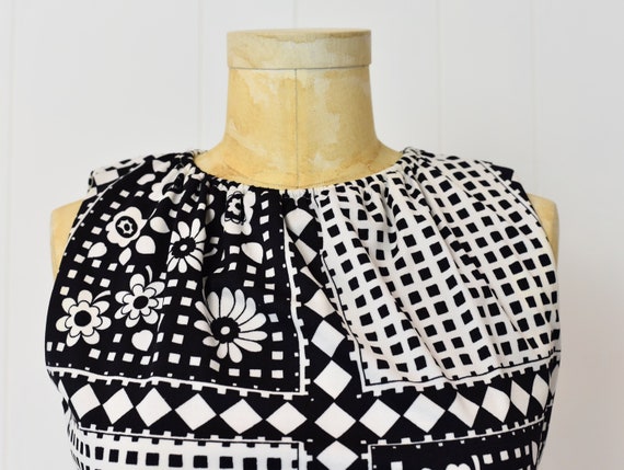 1970s Black & White Floral Checker Day Dress - image 3