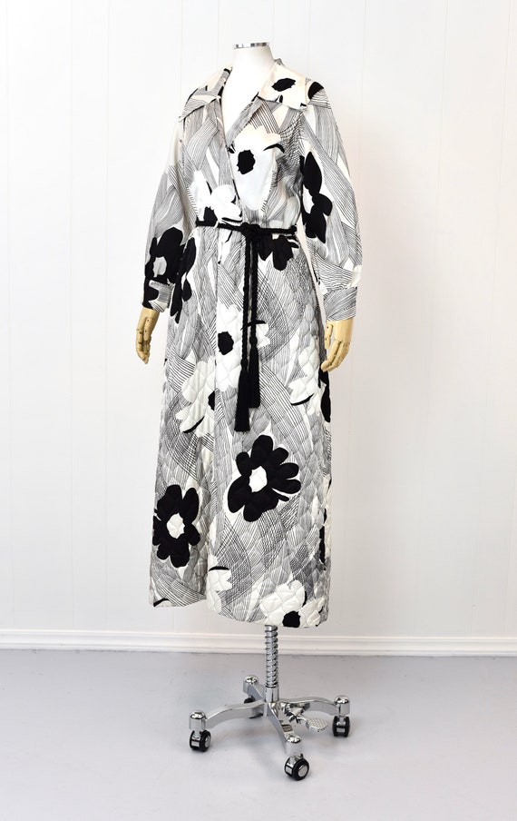 1970s Black & White Floral Quilted House Robe Lou… - image 4
