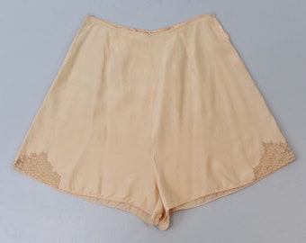 1930s/1940s Peach Pink Ecru Lace Flapper Stern Brothers New York Boudoir Lingerie Tap Shorts Pants