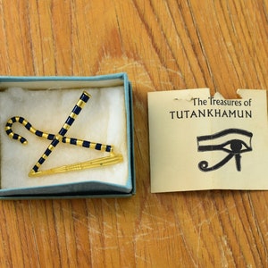 1976 1970s Metropolitan Museum of Art MMA Egyptian Revival Treasures of Tutankhamun Royalty Crook and Flail Pin Brooch Jewelry