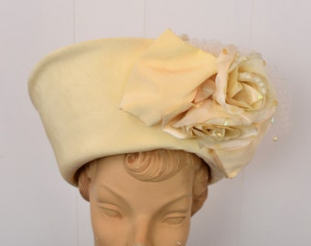 1980s/1990s Whittall & Shon Cream Ivory Straw Floral Bow  display picture 1