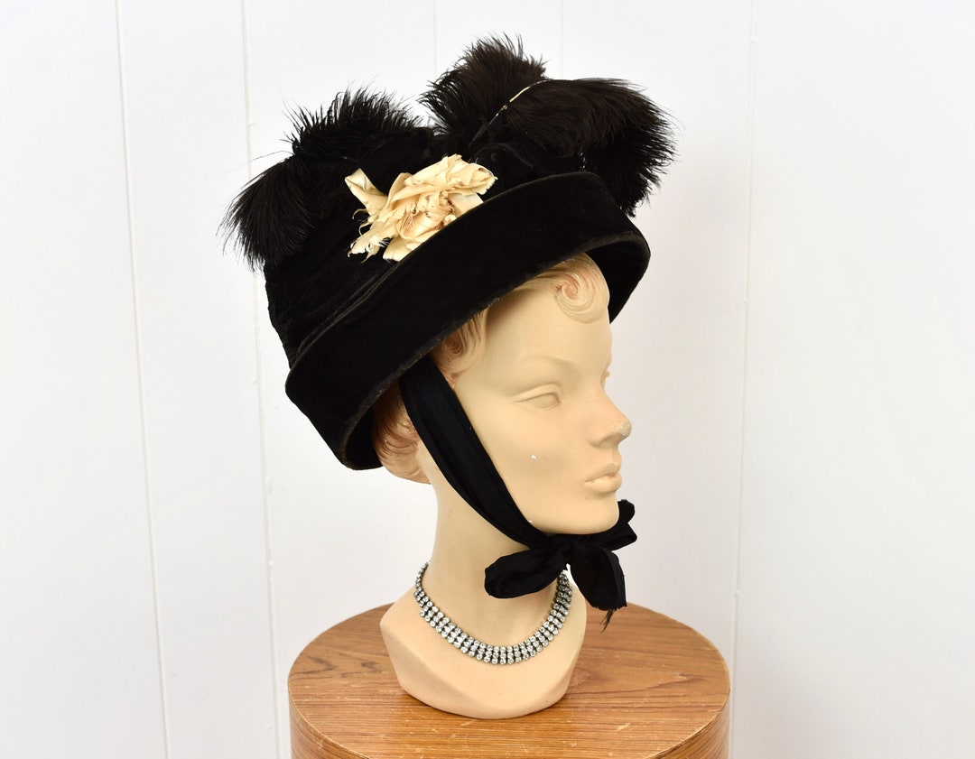 Late 1800s/early 1900s Black Velvet Ostrich Feather Floral  display picture 3