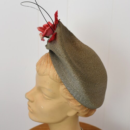 1940s/1950s shops Gray Green Faux Rose Floral Feathered Fascinator Hat