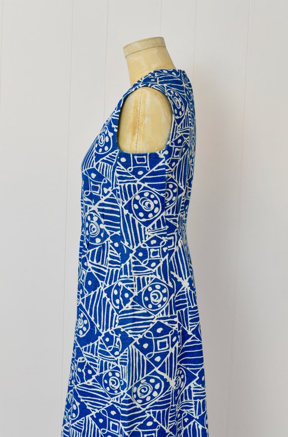 1960s Blue & White Print Linen Shift Dress - image 5