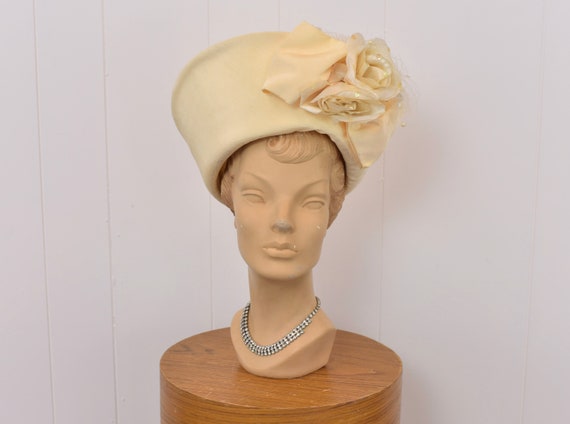 1980s/1990s Whittall & Shon Cream Ivory Straw Floral Bow 