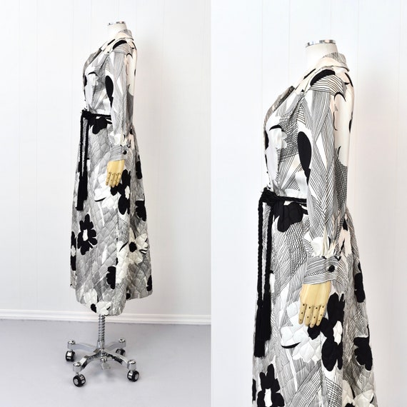 1970s Black & White Floral Quilted House Robe Lou… - image 5