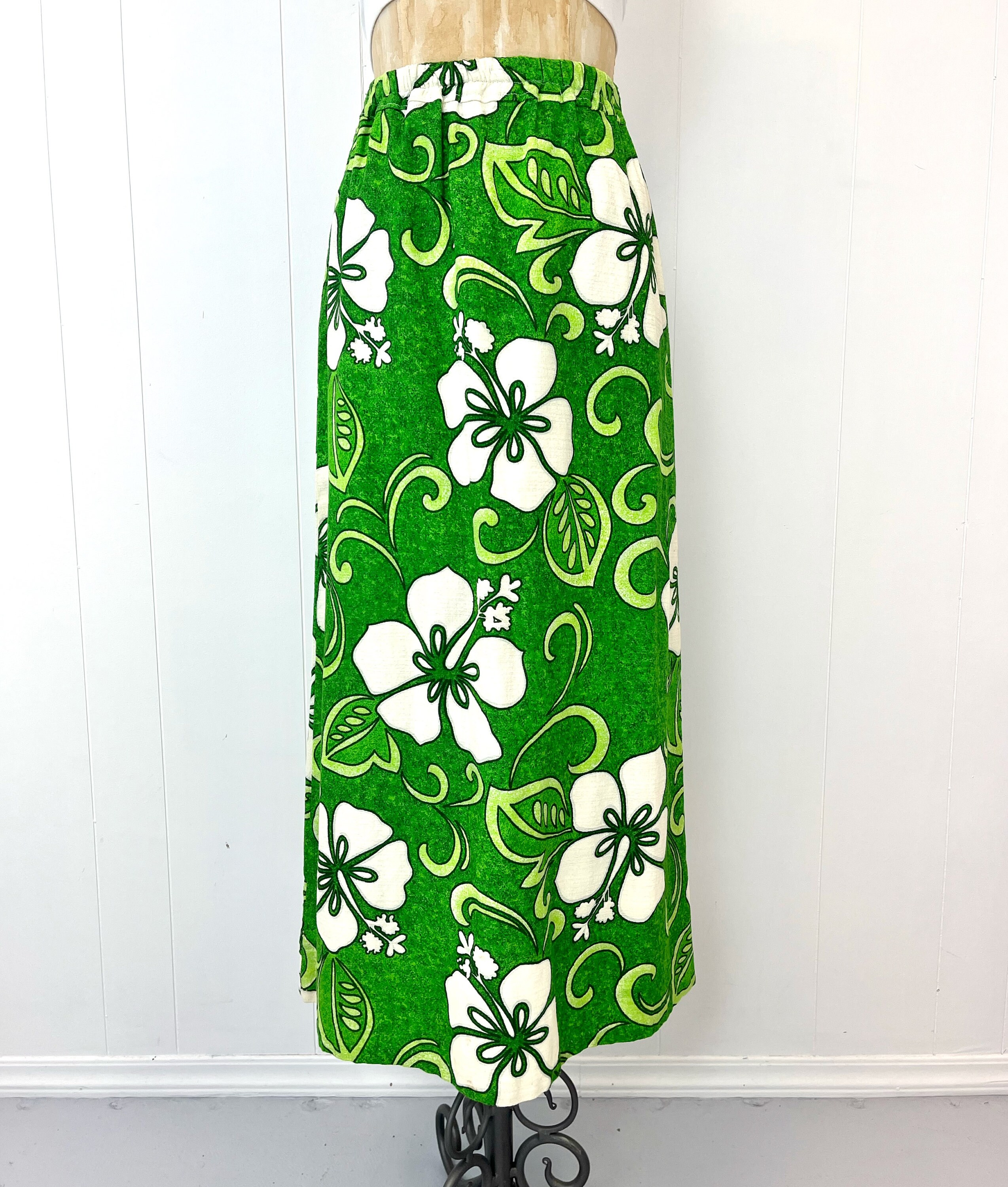 1970s Hawaiian Green Hibiscus Floral Print Tiki Maxi Skirt 1970s Hawaiian Green Hibiscus Floral Print Tiki Maxi Skirt