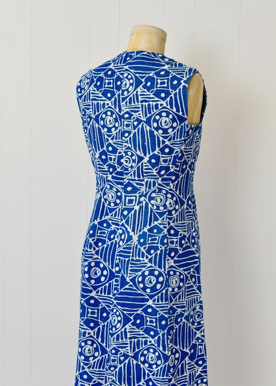 1960s Blue & White Print Linen Shift Dress - image 9
