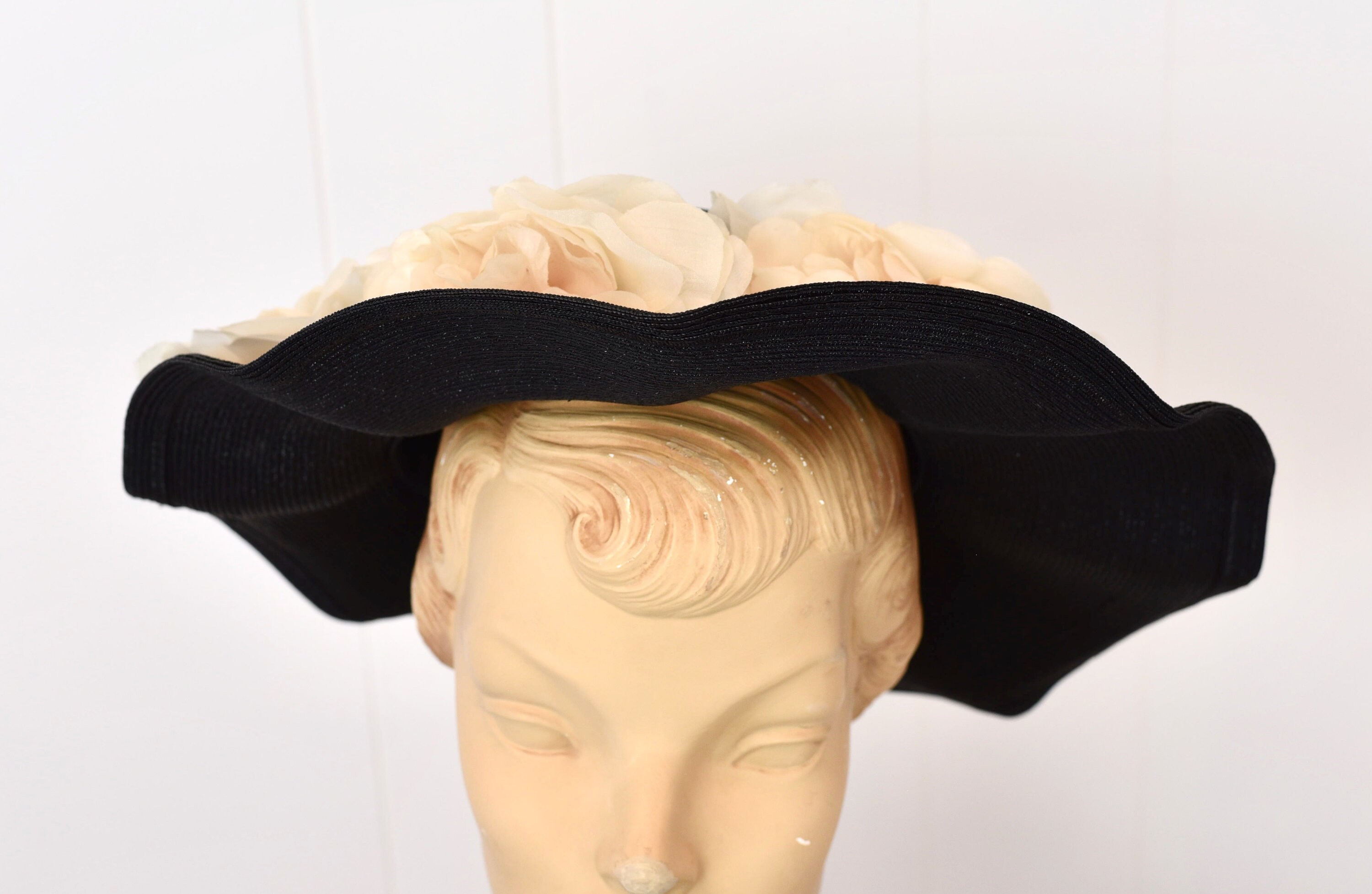 1950s/1960s Saks Fifth Avenue Black Scalloped Floral Sun Hat 
