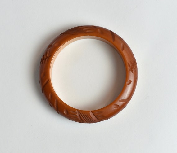 1940s Bakelite Creamed Corn Carved Bangle Bracele… - image 5