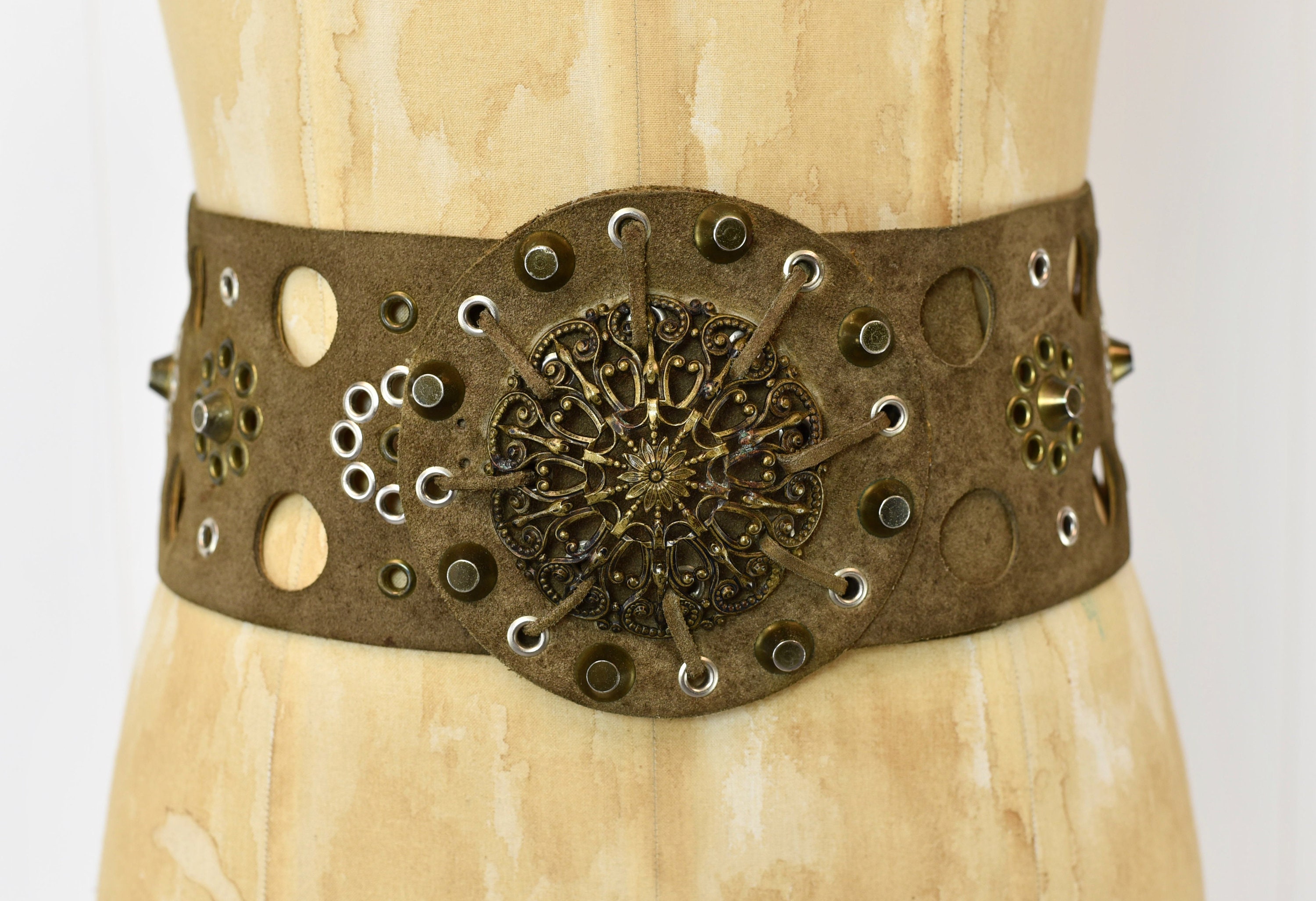 1970s Suede Oversized Floral Statement Belt - Etsy display picture 2
