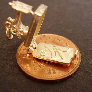 9ct Gold Sewing Machine Opening Charm