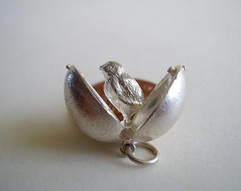 Charm de plata de ley con forma de pollito en un huevo de Pascua